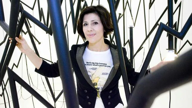 La artista sevillana sumergida en una de sus instalaciones de la exposicin