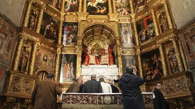 Los integrantes de la restauracin, ayer ante el retablo mayor de la Parroquia de Santa Ana