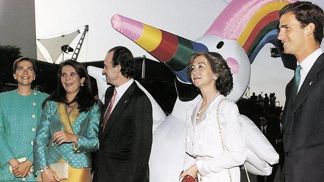 La Familia Real, en la inauguracin de la Expo, con Curro, la mascota de la muestra al fondo