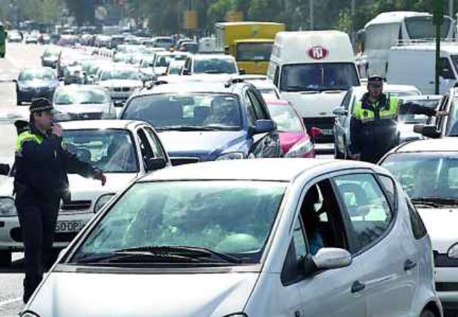 Muchas multas, pocos policías Muchas multas, pocos policías