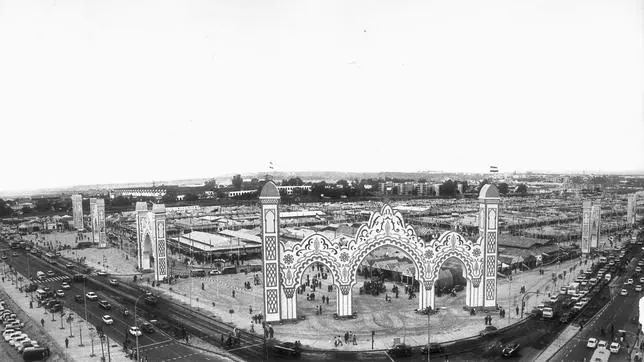 Una portada principal y varias secundarias. Este aspecto presentaba el real de la Feria en Los Remedios en 1973, con muchsimo espacio libre