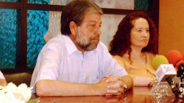 El alcalde de Dos Hermanas, el socialista Francisco Toscano, justo a su esposa y teniente de alcalde, Basilia Sanz