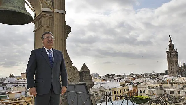 El alcalde de Sevilla posa en la cota ms alta del Ayuntamiento, junto a la torre del reloj, con la Giralda al fondo 