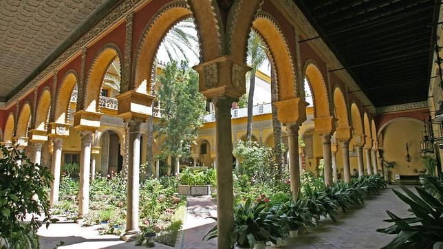 Imagen del patio principal del Palacio de Dueas