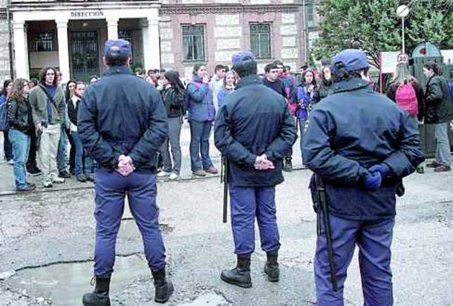 Hachís en la puerta del instituto Hachís en la puerta del instituto