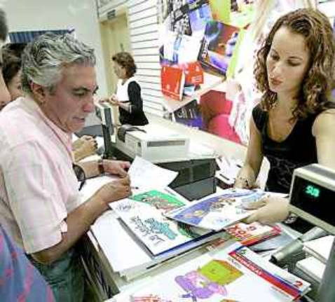 El 75 % de los docentes cree que los libros gratis no mejoran la enseñanza El 75 % de los docentes cree que los libros gratis no mejoran la enseñanza