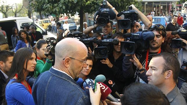 El to de Marta del Castillo, Javier Casanueva, atiende a los medios