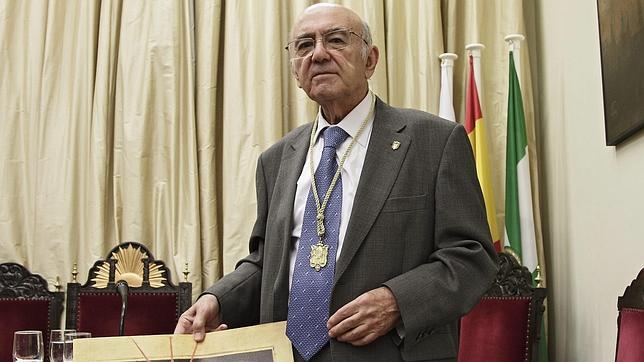 Momento en el que Enrique Barrero recibe la Medalla de Oro del Ateneo de Sevilla