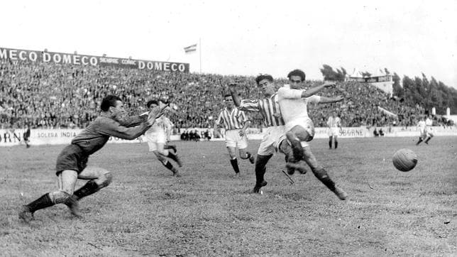 Partido jugado en Helipolis el 4 de octubre de 1942, con goleada sevillista por 2-5. Al trmino de esa temporada baj el Betis a Segunda 