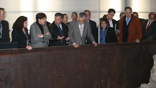 El presidente de la Junta, Jos Antonio Grin, visitando los restos