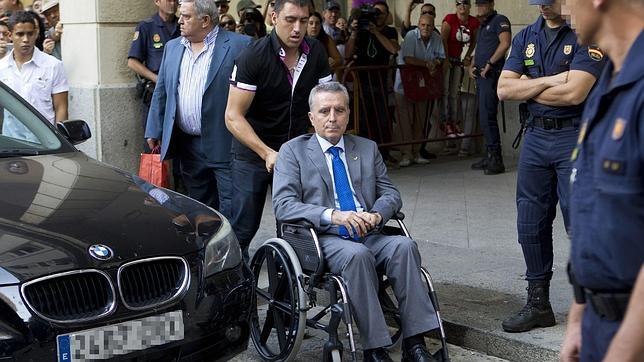 El torero Jos Ortega Cano abandonaba los Juzgados de Sevilla en una silla de ruedas tras declarar como imputado