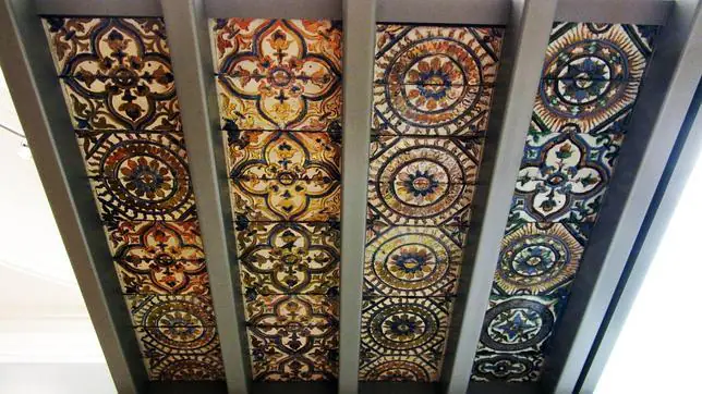 Ladrillos por tabla para techos envigados originales de Triana como los de Santa Clara en el montaje que ha hecho el museo Victoria and Albert de Londres