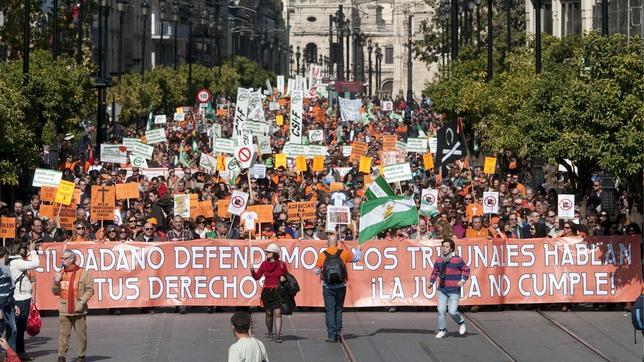 Funcionarios y opositores exigen a la Junta la paralizacin de la Ley de Reordenacin del Sector Pblico