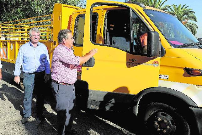 El alcalde, Juan Ignacio Zoido, revisando una de las furgonetas de limpieza de Lipasam