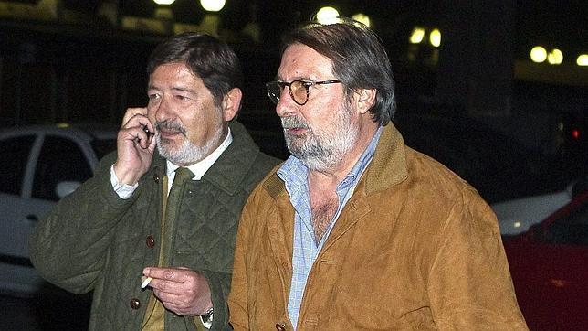 El exdirector general de Trabajo de la Junta de Andaluca, Francisco Javier Guerrero (izquierda), junto a su abogado, Fernando de Pablo