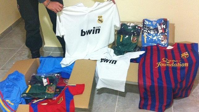 Tres vendedores del mercadillo de Pruna acusados de vender camisetas de fútbol falsas ...