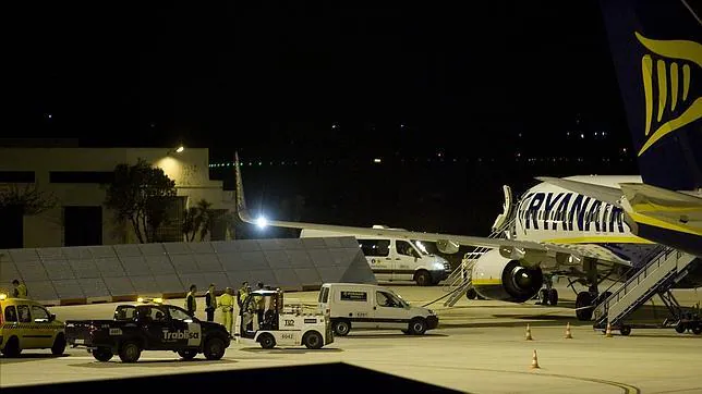 Tcnicos del aeropuerto supervisando una de las aeronaves involucradas en el choque