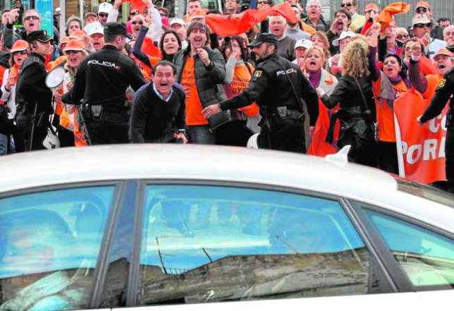 «La Junta nos baja el sueldo para mantener a sus enchufados» «La Junta nos baja el sueldo para mantener a sus enchufados»