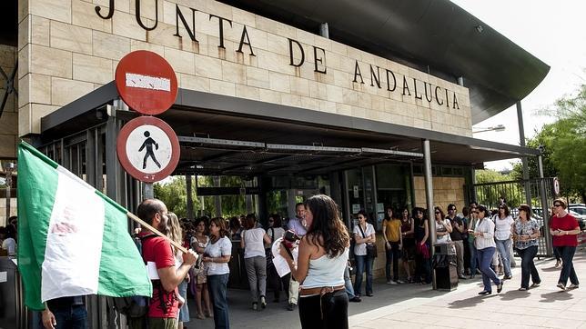 Varias decenas de funcionarios se concentraron ayer para protestar a las puertas de Torretriana, en Sevilla