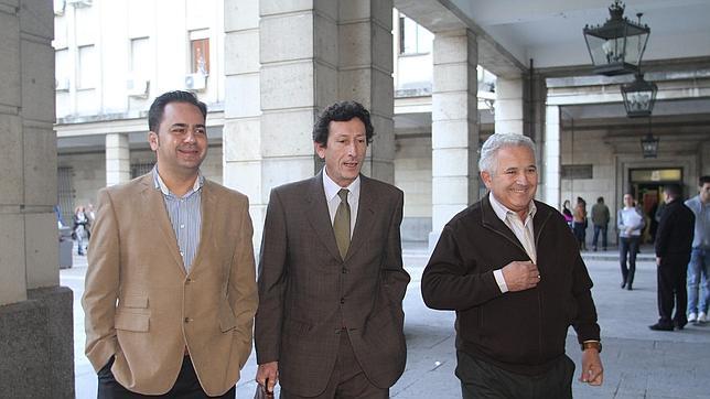 Agustn Pavn y el Eusebio Gavio con uno de los abogados