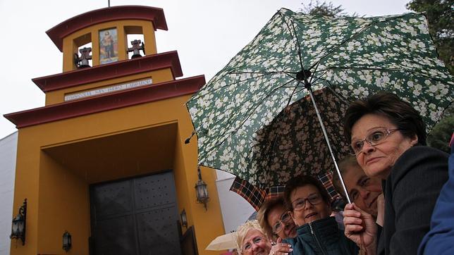 La lluvia ya amenaz la salida de la Hermandad de Pino Montano el ao pasado