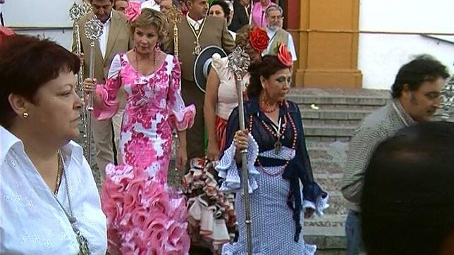 Rosario Ayala con un traje de flores rosa en la Romera de Los Palacios de 2006