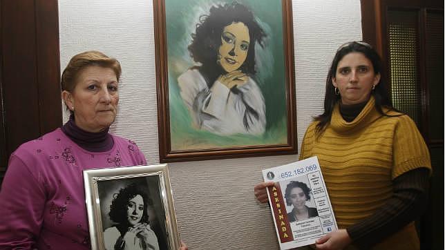 La madre y la hermana de Soledad Donoso, con fotografas de la joven fallecida en 1992 / ARCHIVO