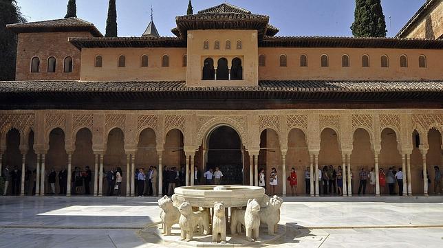 Vista del Patio de los Leones de la Alhambra de Granada