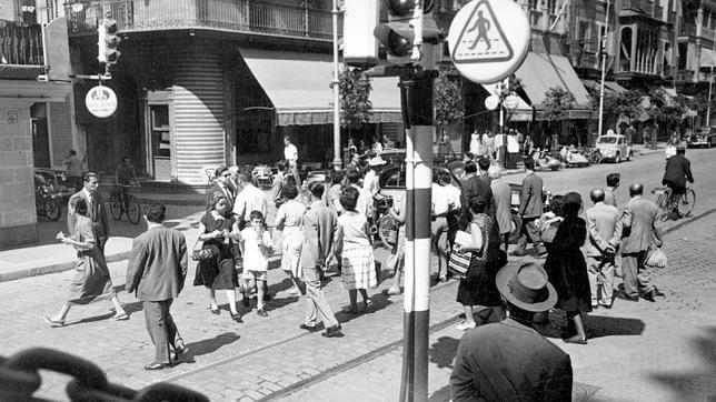 Cruce de peatones en la Punta del Diamante en 1958