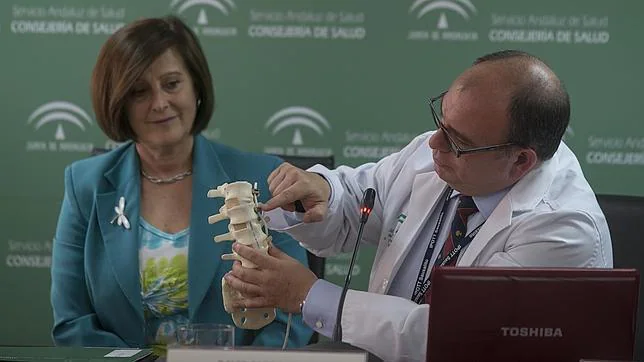 Realizan en Sevilla la primera cirugía en Europa que corrige la escoliosis sin afectar al crecimiento