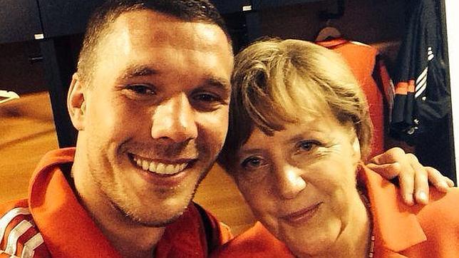 El selfie de Podolski con Angela Merkel triunfa en internet