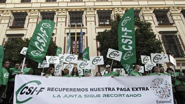 Más de mil funcionarios de concentran para protestar por el recorte de la paga extra