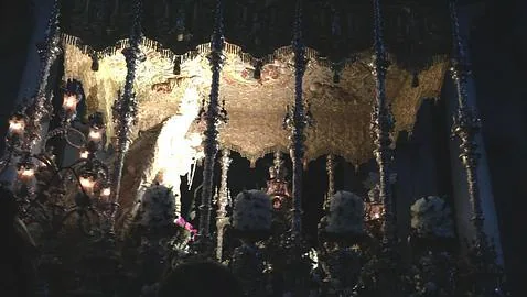 El palio de la Virgen del Carmen, profudamente bordado