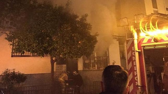 Los bomberos hallan un cadáver tras acudir a sofocar un incendio en San Pablo