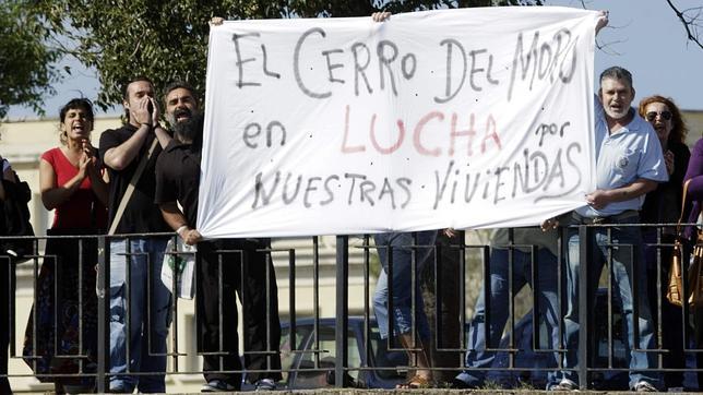 A la izquierda, de rojo, Teresa Rodríguez, durante las protestas que protagonizó durante un acto del PP de Cádiz mientras ella era cabeza de cartel de Anticapitalistas