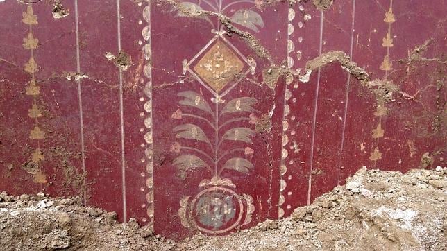 Uno de los estucos decorados encontrados en los yacimientos del Picadero, en cija