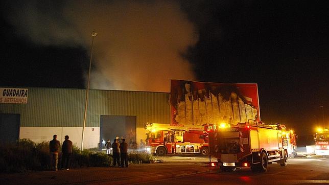 Un gran incendio en Alcalá moviliza cinco parques de bomberos de la provincia