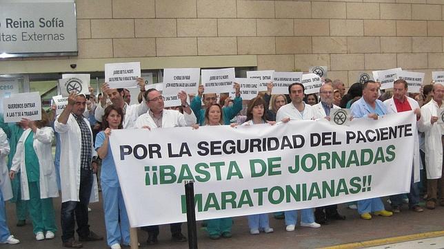 Protesta laboral por la jornada de 12 horas en el hospital Reina Sofía