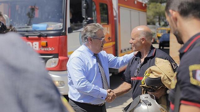El alcalde, Juan Ignacio Zoido, con los bomberos