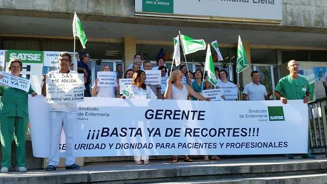 Enfermeros protestan contra los recortes 
