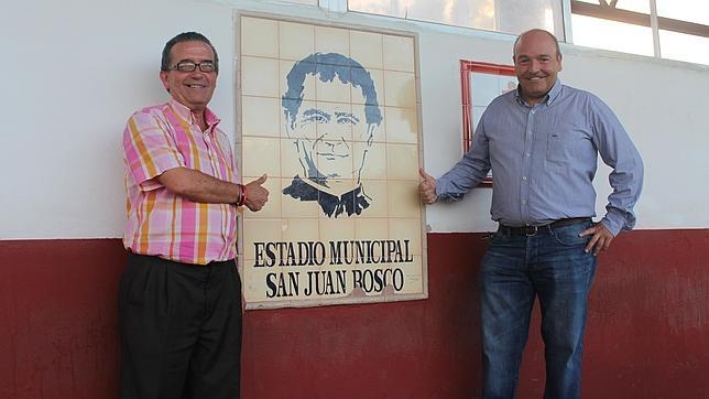 Francisco lvarez y Joaqun Rodrguez, presidente del Utrera, en el campo de ftbol local