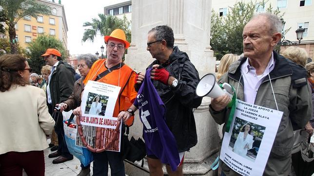 La lluvia no frena la concentración en Sevilla en favor de la juez Mercedes Alaya