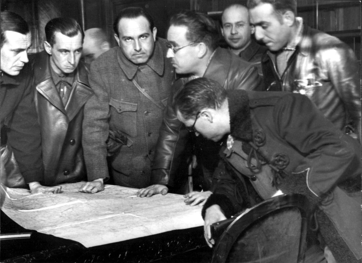 El comandante Hans, jefe de la 11ª Brigada Internacional, supervisa los movimientos de tropas, en Madrid, el 28 de diciembre de 1936.