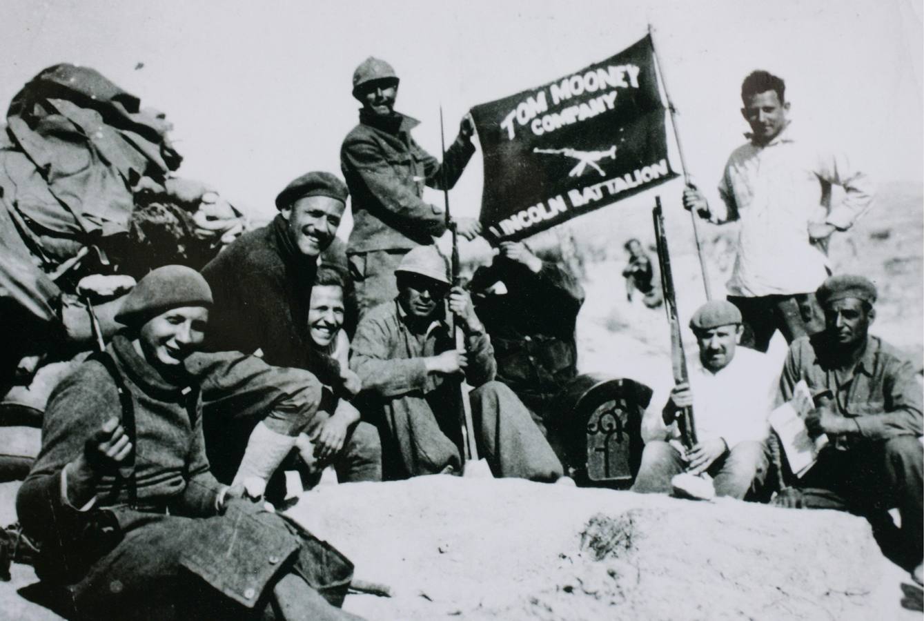 A al derecha Dave Smith, que se convirtió en un veterano miembro de la brigada Lincoln en Jarama, en una foto de 1937.