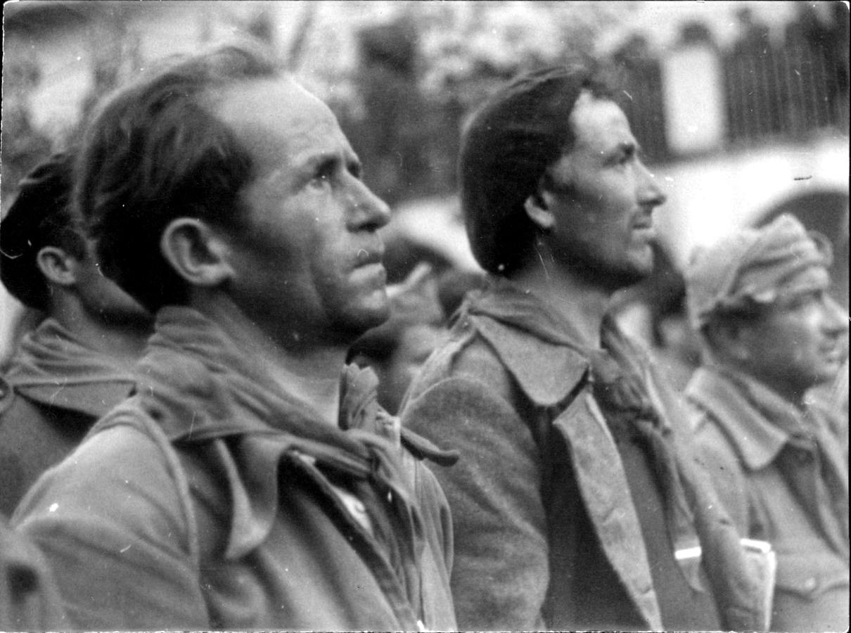 Un grupo de brigadistas en el Frente del Ebro, durante el acto de despedida, escuchando al presidente del Gobierno, en 1938.
