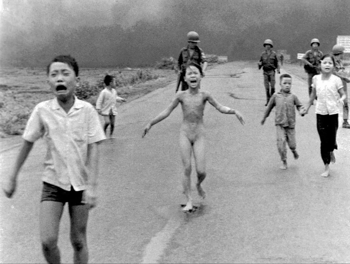 Una de las imágenes más dolorosas y célebres de la guerra de Vietnam, captada por el fotógrafo vietnamita Huynh Công Út, con la que ganó el Premio Pulitzer de 1972. La foto muestra a Phan Thị Kim Phúc, una niña vietnamita de 9 años corriendo desnuda, ya que su ropa fue quemada a causa de las bombas de NAPALM 