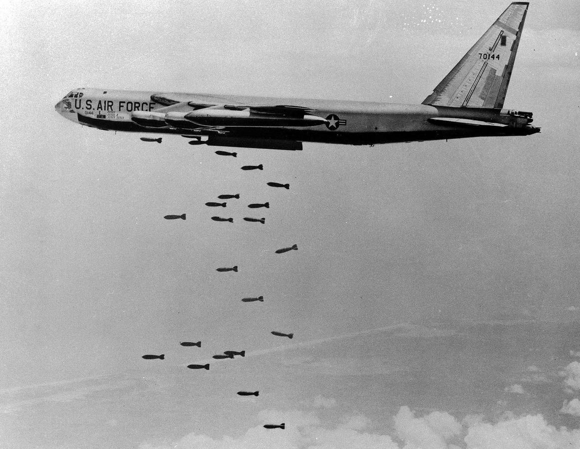 El 5 de noviembre de 1965, este bombardero B-52 suelta su carga sobre la costa vietnamita. Este fue el año de la intervención directa de Estados Unidos, cuando aproximadamente el 60% del país estaba en poder del Frente Nacional de Liberación de Vietnam (FNL), conocido como «Viet Cong», y no había expectativas de un cambio en la tendencia
