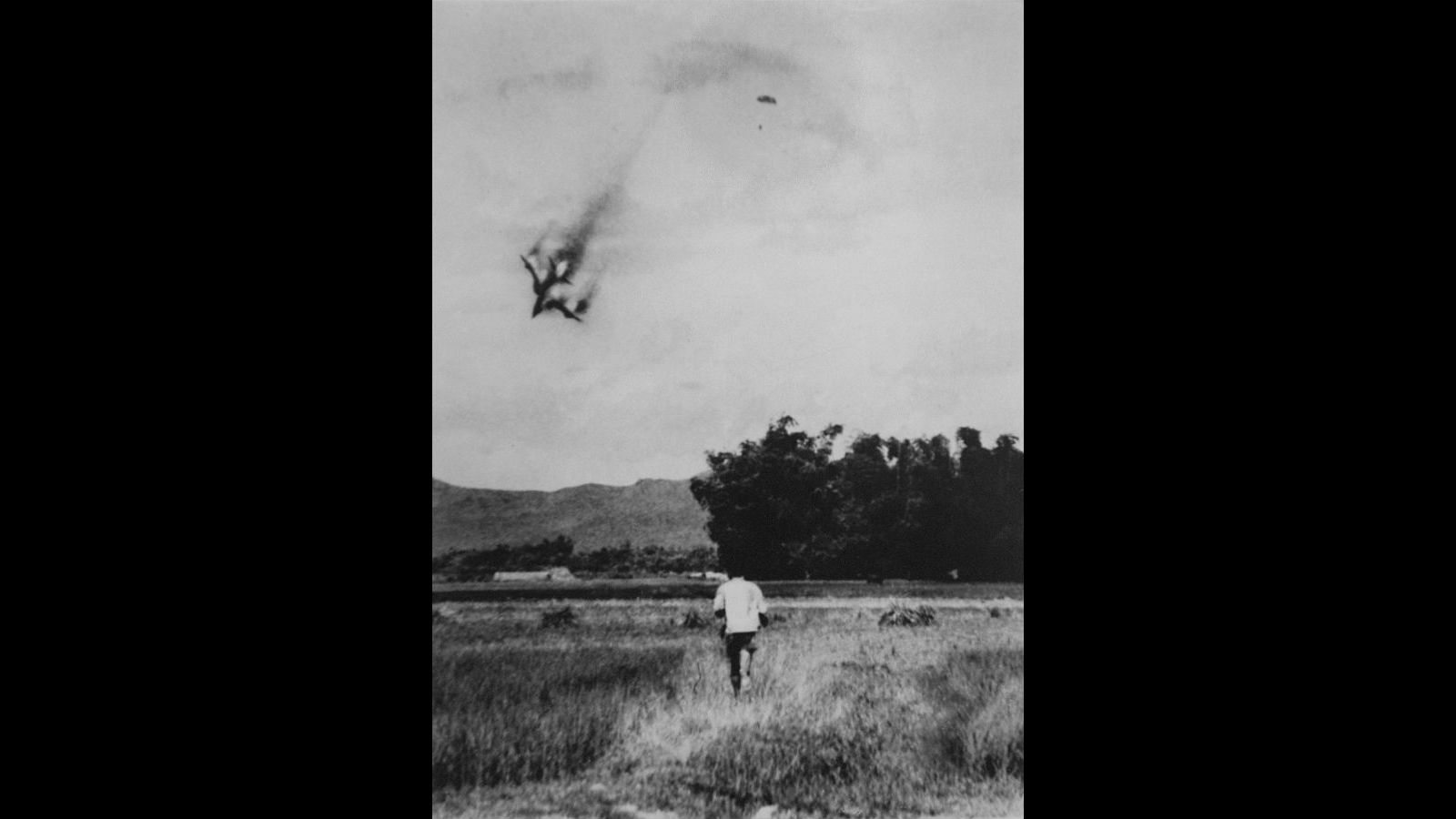 Momento en el que un F-105 estadounidense es derribado y su piloto expulsa y abre su paracaídas, que fue captada por el fotógrafo norvietnamita Mai Nam, en septiembre 1966, cerca de Vinh Phuc, al norte de Hanoi. El piloto fue secuestrado y detenido en una prisión de Hanoi entre 1966 y 1973
