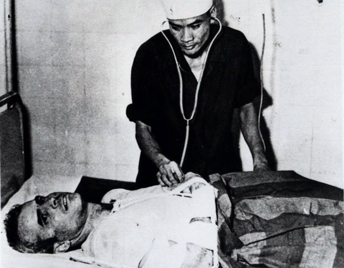 John McCain siendo atendido de la heridas de guerra en un hospital de Vietnam en 1967, durante la guerra