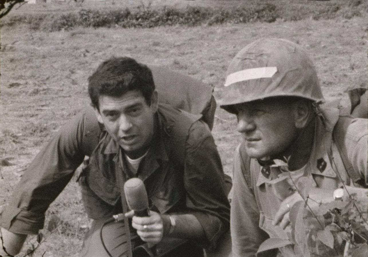 El antiguo reportero de la CBS, Dan Rather, entrevistando a un soldado desconocido en Vietnem, en 1966